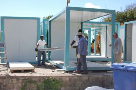 Montage d'un bungalow en kit pour base vie de chantier