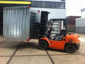 Moving of a storage container in a kit form with a forklift truck